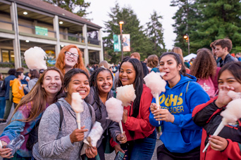 Students on the quad eating cotton candy